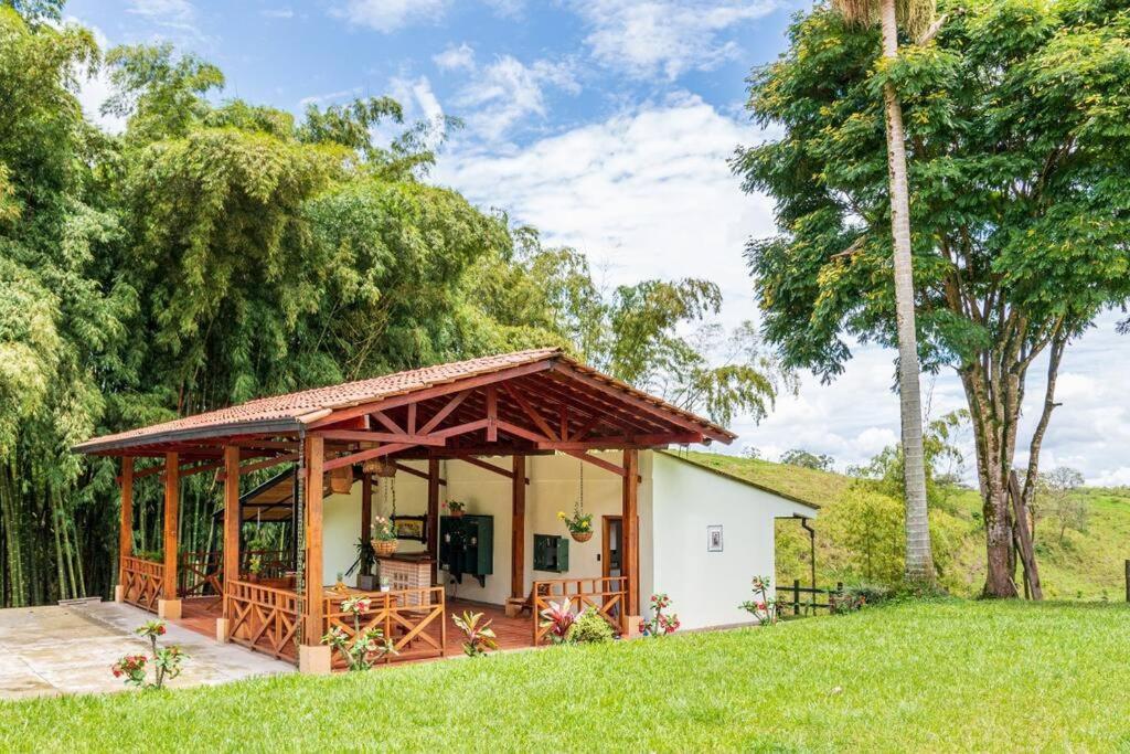 Agradable cabaña cafetera con jacuzzi a 12 min del centro de pereira Exterior foto